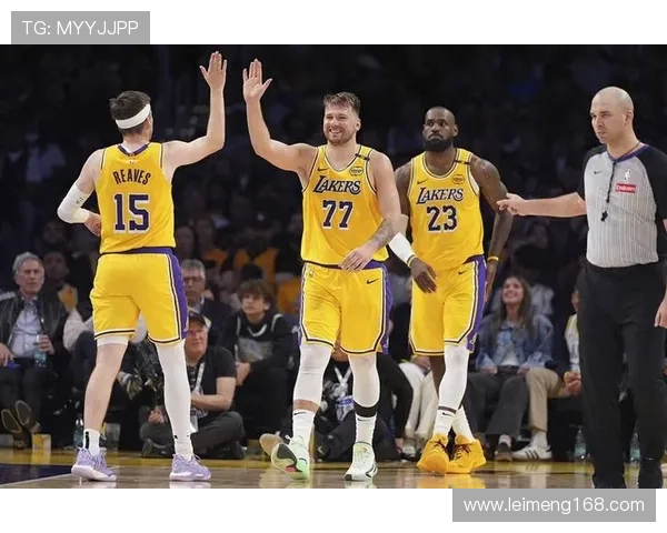 NBA最新战报:詹姆斯领衔湖人逆袭胜勇士 东契奇爆发独行侠轻松击败太阳 NBA最新战报:詹姆斯领衔湖人逆袭胜勇士 东契奇爆发独行侠轻松击败太阳