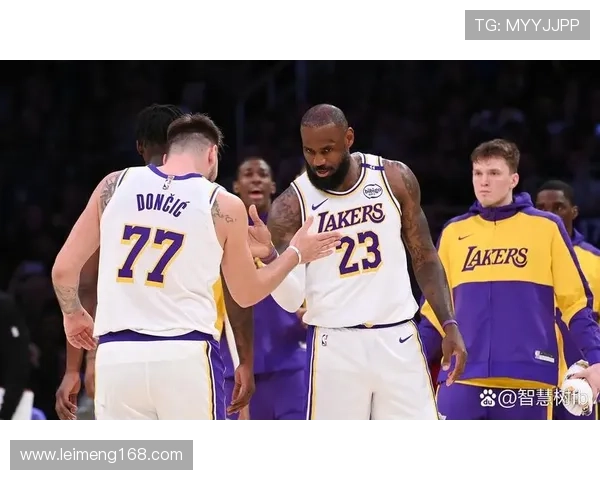 湖人队与勇士队展开激烈对决 詹姆斯伤后复出状态火热