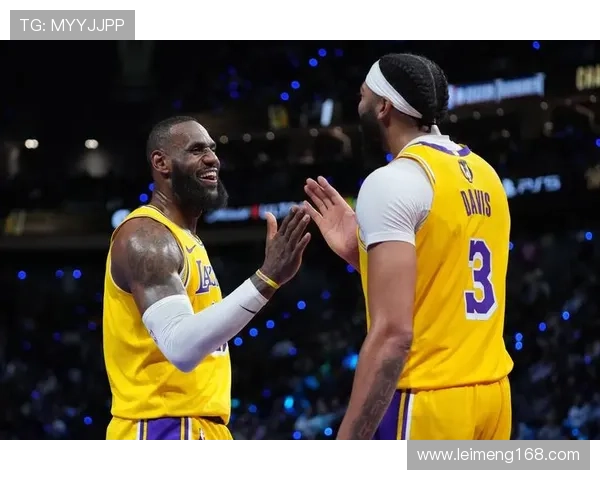 詹姆斯携手戴维斯强势归来 湖人战胜勇士迎来赛季首胜